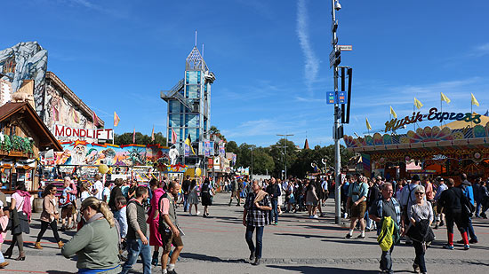 Straße 3 Ost am Familienplatzl - der „The Tower“ ist nicht zu übersehen (©Foto: Martin Schmitz)